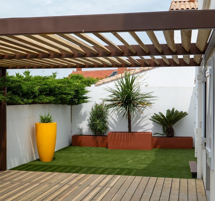 La même cour après travaux, transformée en terrasse avec pergola